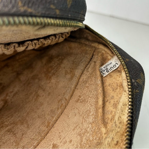 Genuine Louis Vuitton Trousse 23 Unisex
Brown Monogram Canvas Cosmetic Bag - Picture 12 of 14